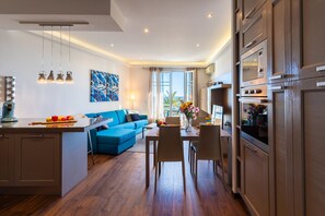 Salon avec cuisine ouverte