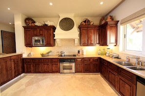 Large fully equiped kitchen.