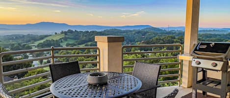 Enjoy your first cup of morning coffee out on the balcony with AMAZING panoramic views!