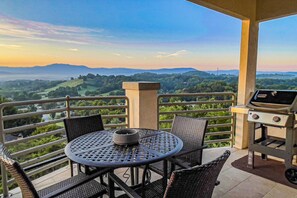 Enjoy your first cup of morning coffee out on the balcony with AMAZING panoramic views!