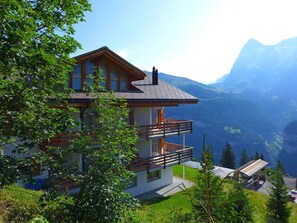 Himmel, Gebäude, Berg, Fenster, Natürliche Landschaft, Haus, Pflanze, Baum, Gras, Hütte