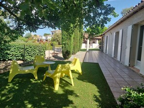 Shrub, Garden, Furniture, Outdoor Furniture, Lawn, Groundcover, Backyard, Shade, Yard, Landscaping