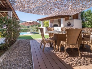 Pflanze, Gebäude, Himmel, Holz, Stuhl, Schatten, Fenster, Interior Design, Hütte, Baum