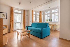 Wohnbereich mit Zugang zum Balkon