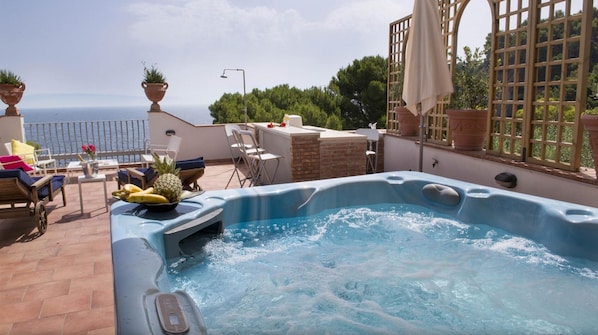 Outdoor spa tub