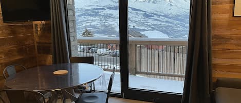 salle à manger/ salon avec très belle vue montagne