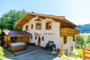 Außenseite Ferienhaus [Sommer]