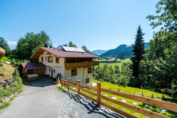Außenseite Ferienhaus [Sommer]