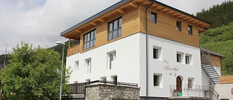 Außenseite Ferienhaus [Sommer]