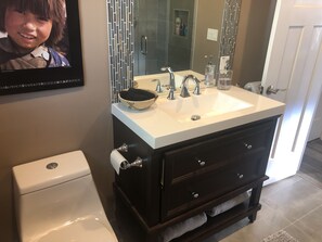 Guest Bathroom - four piece private 