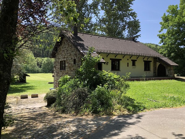 Außenseite Ferienhaus [Sommer]