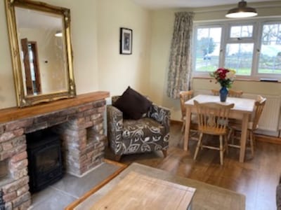 NEW LISTING! Cosy cottage with shared pool, 4 mile walk along the river to York