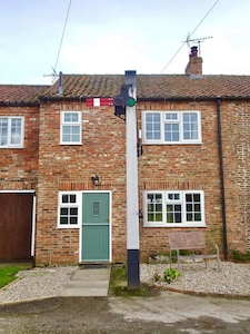 NEW LISTING! Cosy cottage with shared pool, 4 mile walk along the river to York