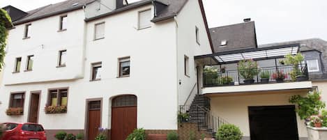 Außenseite Ferienhaus [Sommer]