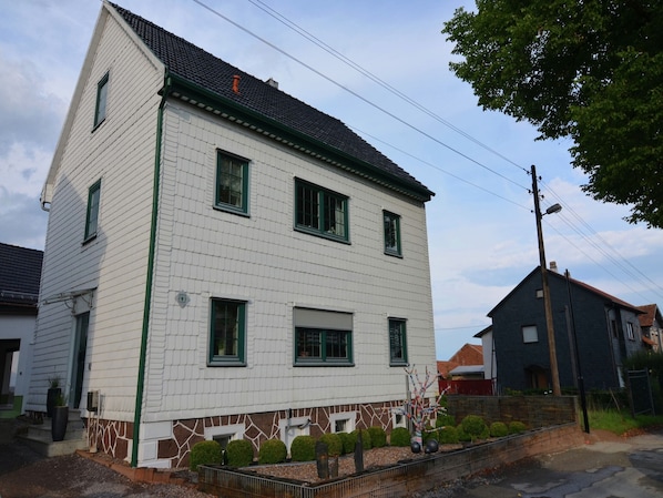 Stugans exteriör [sommar]