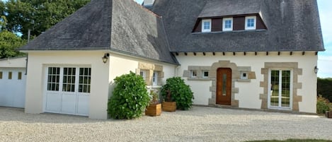 Außenseite Ferienhaus [Sommer]