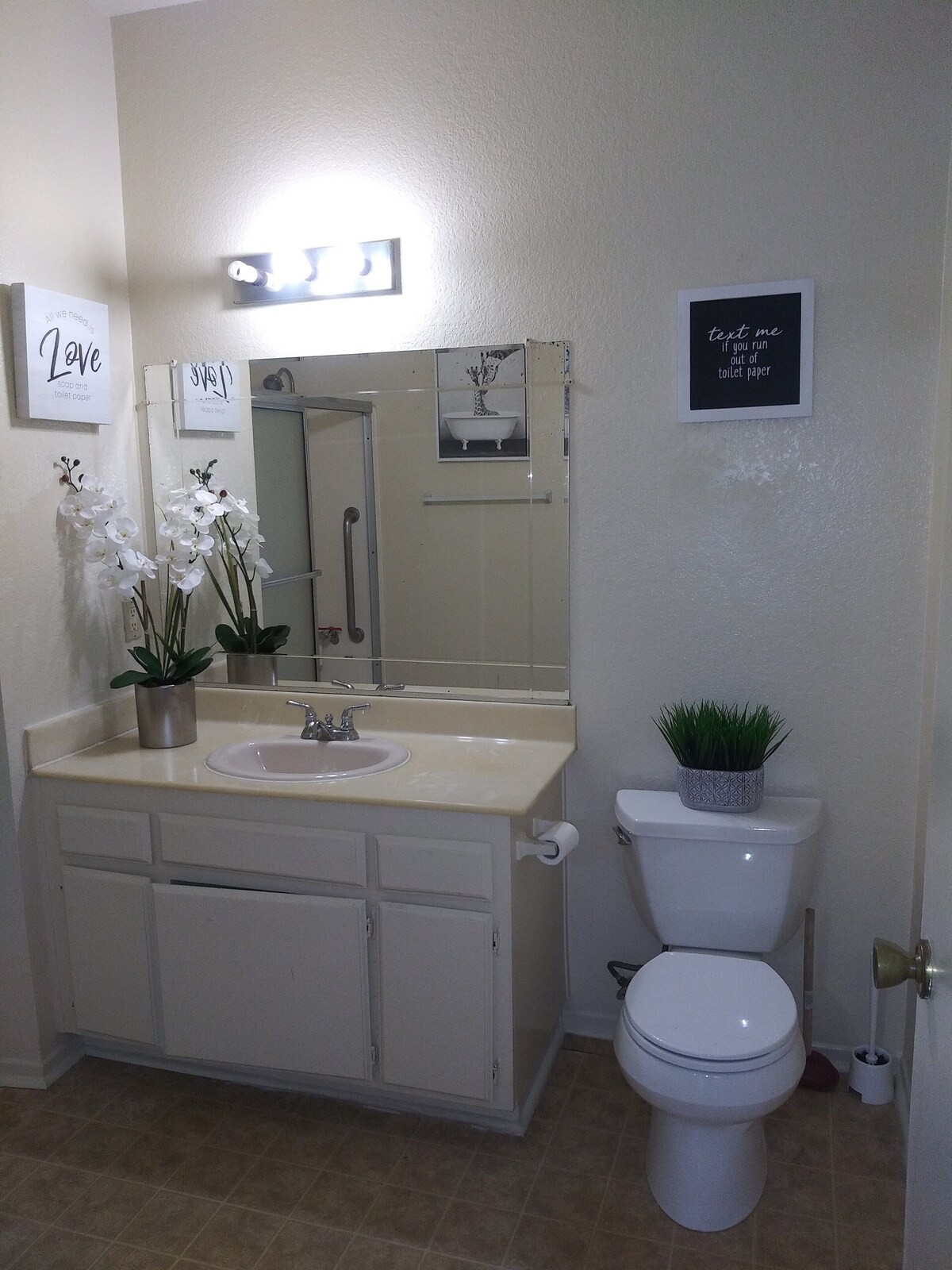 Deluxe Apt. – 5 miles from LAX and BEACHES – “Joy”