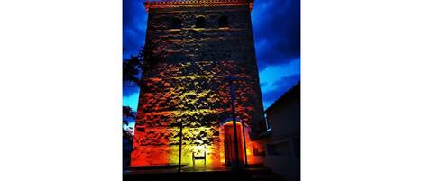 Fachada iluminada con la bandera de españa