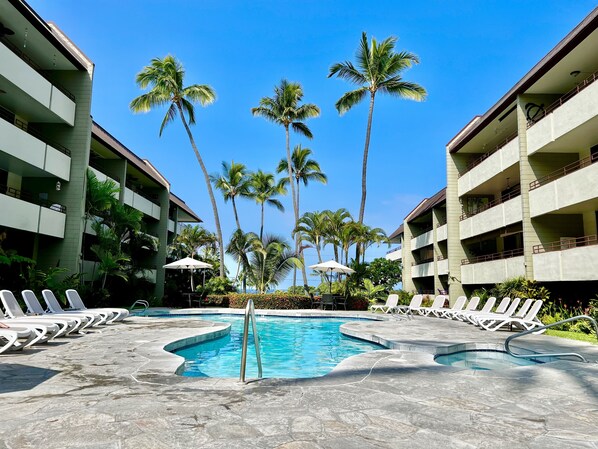A beautiful pool & hottub @ White Sands Village! Enjoy a swim, the sun & view!
