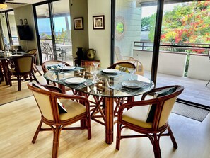 Dine in with A/C, or open sliders & enjoy a breeze - Hawaiian style! Ocean view!