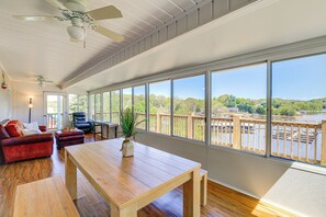 Sunroom | Smart TV w/ Cable