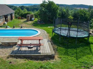 Pflanze, Himmel, Wasser, Natur, Schatten, Gartenmöbel, Grundstueck, Baum, Gras, Schwimmbad