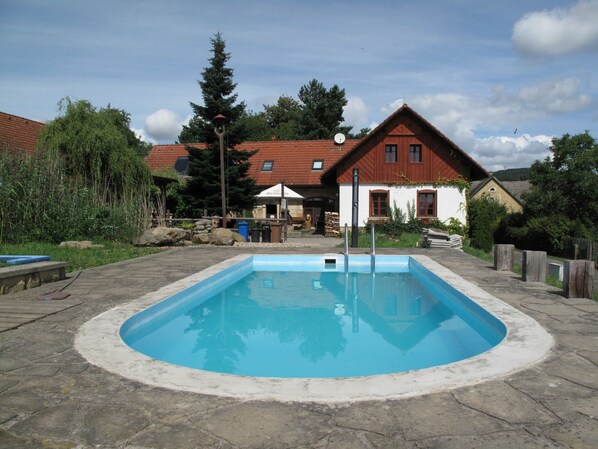 Wasser, Wolke, Himmel, Eigentum, Pflanze, Schwimmbad, Azurblau, Gebäude, Baum, Gewässer