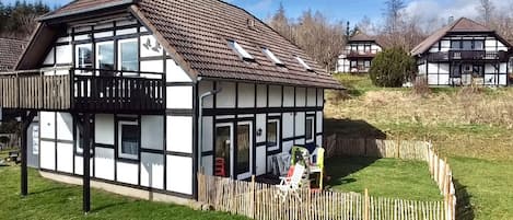 Umzäunter Garten mit Terrasse und Spielbereich