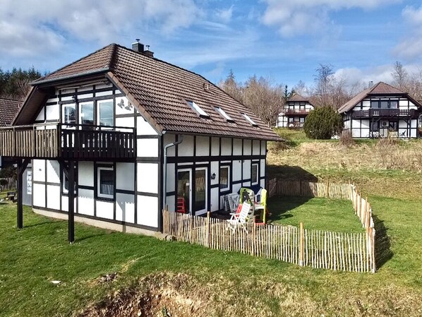 Umzäunter Garten mit Terrasse und Spielbereich