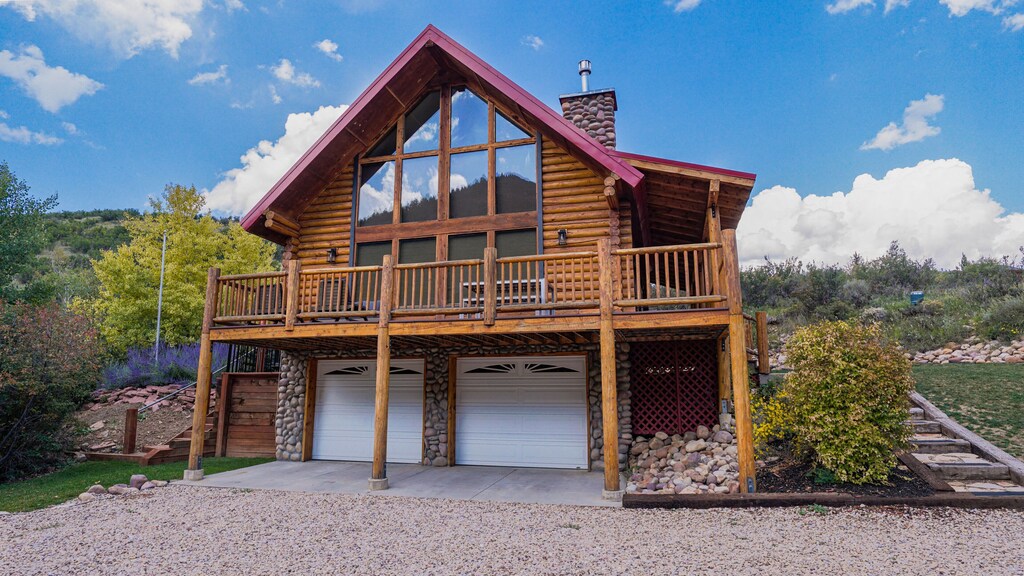 Side view of cabin from driveway