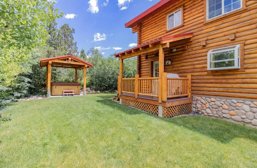 Private backyard with Deck, BBQ and hot tub