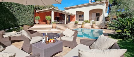 Relaxer confortablement au bord de la piscine privée