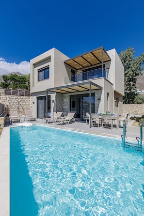 Porti Iraklis 1 with a contemporary design, fully equipped, with a private pool awaits to offer you unique moments