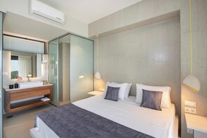 King size bed (1,60 x 2,00) on the first floor with ensuite bathroom.