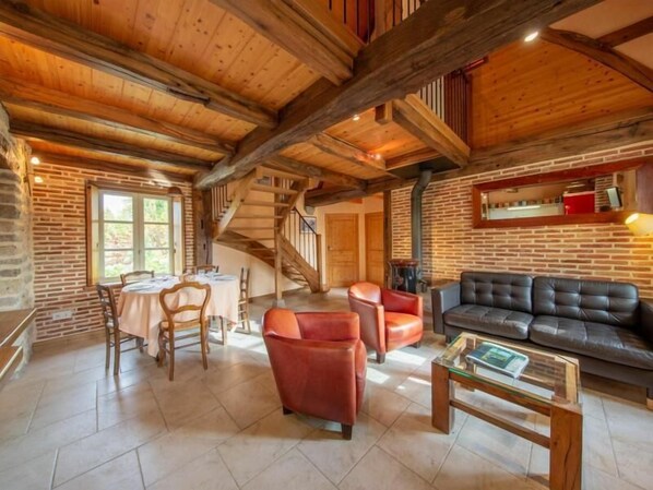 La pièce de vie du gite, avec son coin salon et salle à manger (25m2)