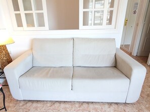 Sofa-bed in the lounge/Sofá-cama en el salón