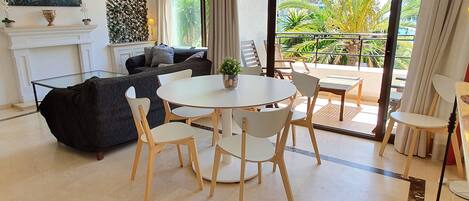 Living room with access to the terrace/ Salón con acceso a la terraza.