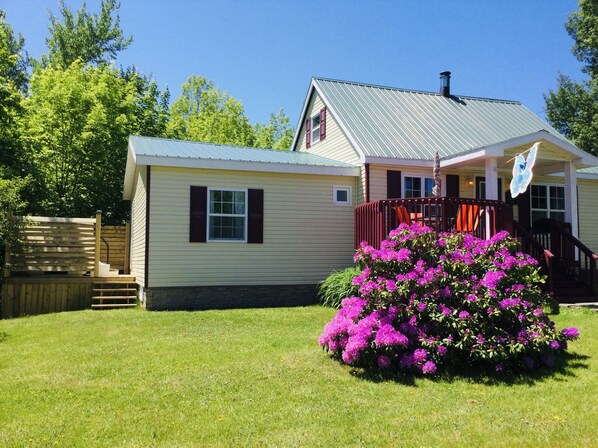 Front entrance to The Highland Sunrise Suite with private hot tub on side deck:)