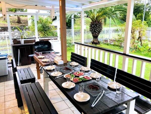 Barbeque under the roof to avoid the sun!