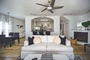 This private guest suite comes with a 1 bedroom with jacuzzi spa tub, living room, dining area, gourmet kitchen with breakfast bar, workstation area, plus a front patio and back patio.
