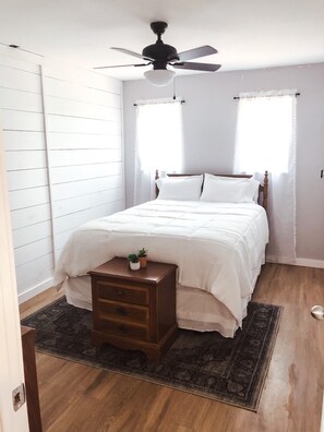 Queen Bedroom 