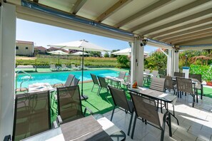 Poolside bar