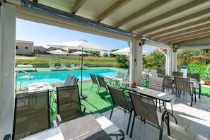Poolside bar