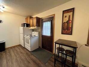 Refrigerator, Stove, Table/Chairs