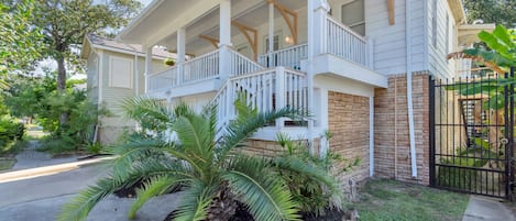 Cute location in the center of all Galveston has to offer welcomes you for your stay of fun, sun, beaches, and more.