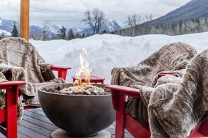 Snuggle around the firebowl and enjoy the surrounding mountain views
