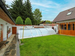 Bâtiment, Plante, Ciel, Nuage, Fenêtre, Arbre, Maison, Lot Terre, Pente, Ombre