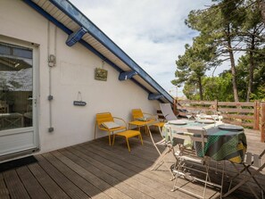 Meubles, Bâtiment, Propriété, Table, Ciel, Nuage, Chaise, Plante, Fenêtre, Ombre