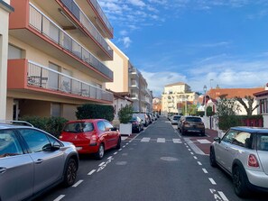 Voiture, Roue, Véhicule, Bâtiment, Ciel, Véhicule À Moteur, Infrastructure