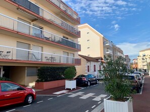 Coche, Rueda, Edificio, Propiedad, Vehículo, Ventana, Nube